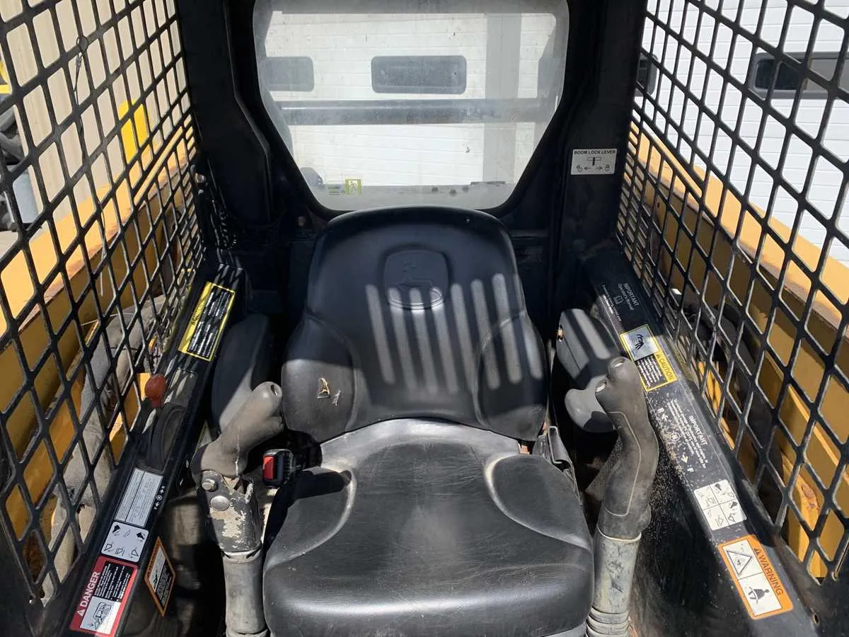 2006 john deere 320 specs
