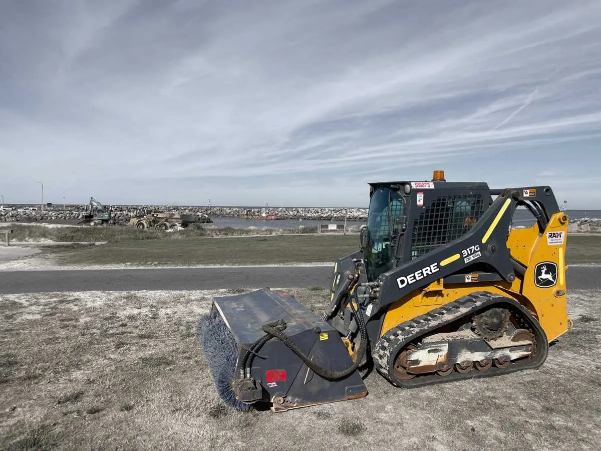 john deere 317 skid specs