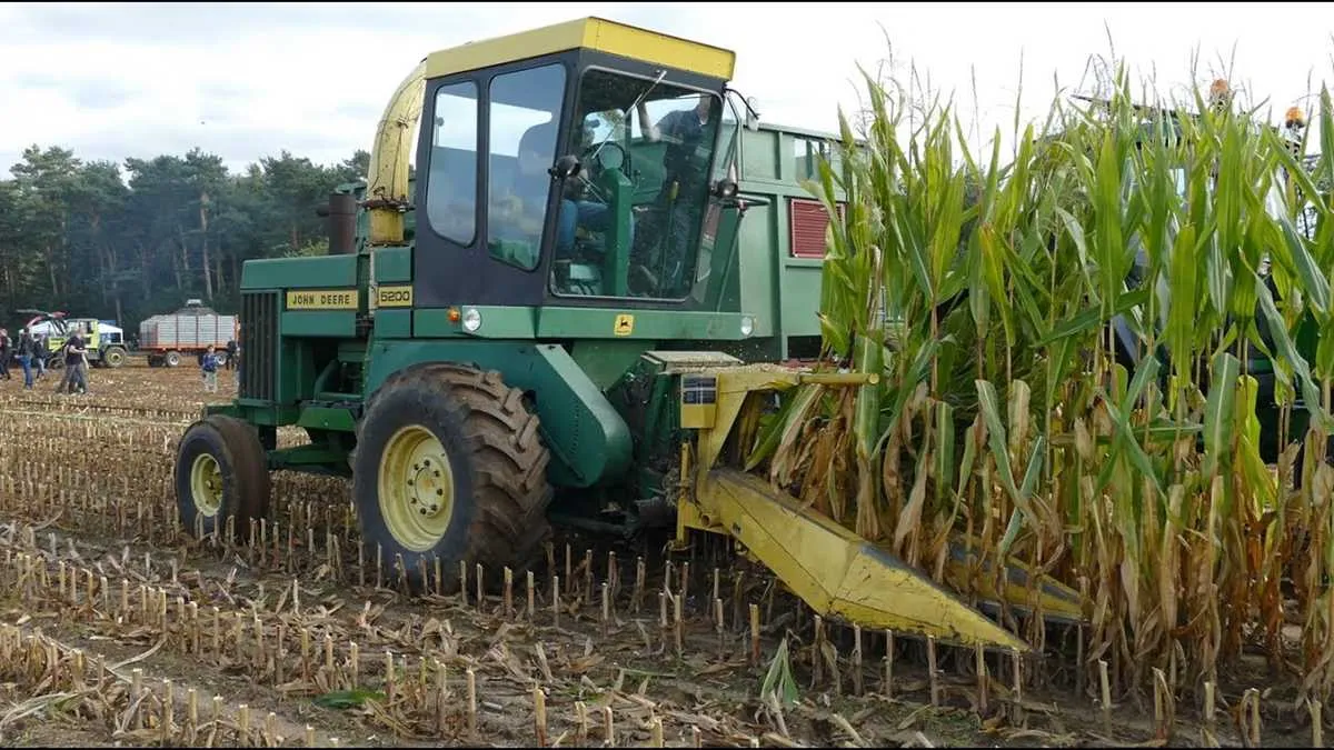 john deere 5200 chopper specs
