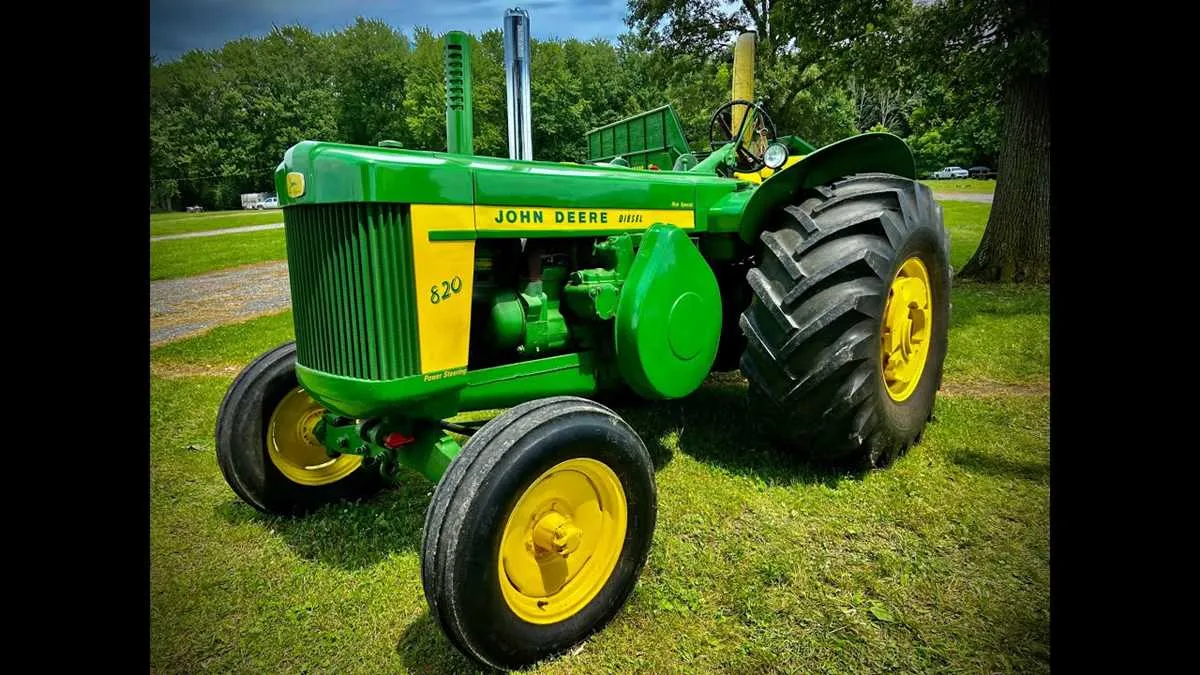 specs for a john deere 820
