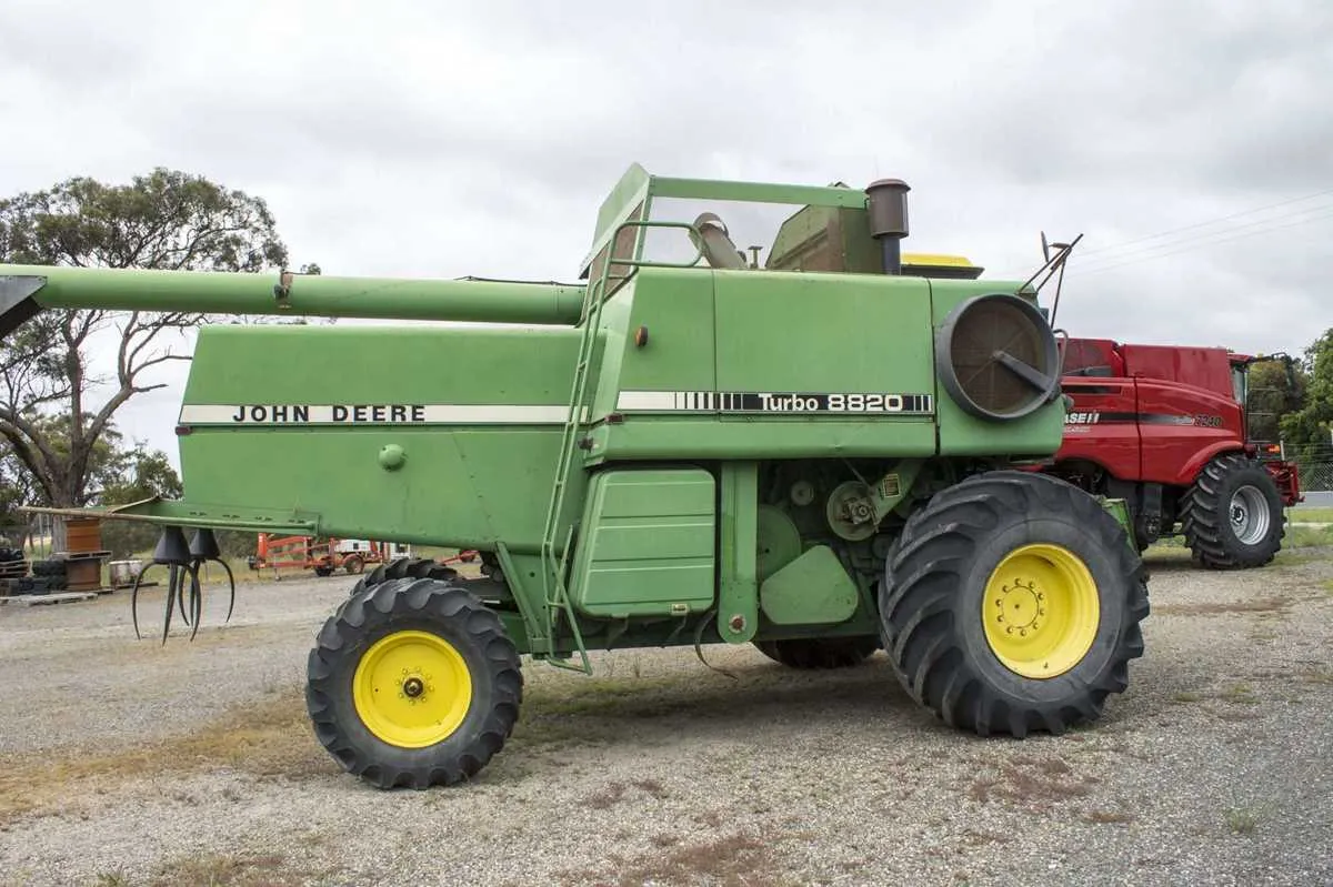 john deere 8820 titan 2 specs