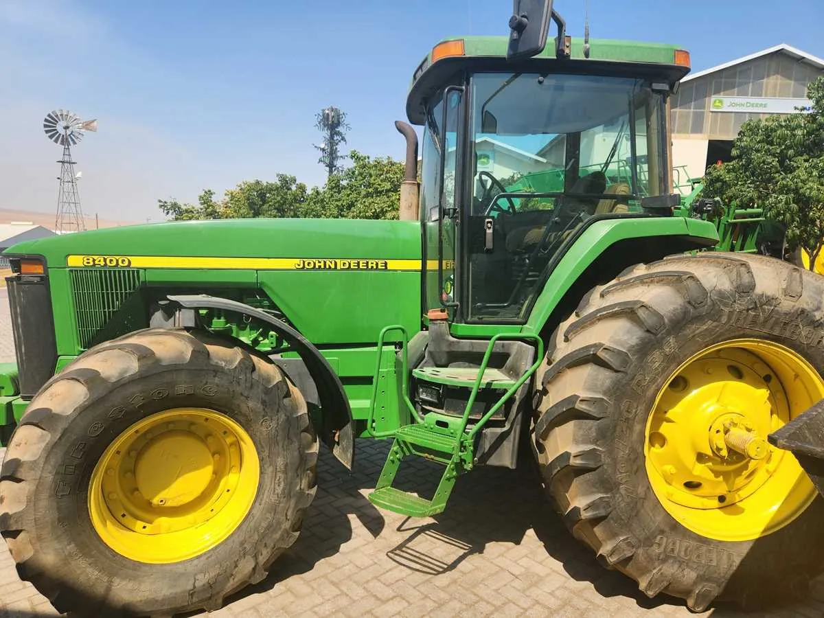 8100 john deere specs